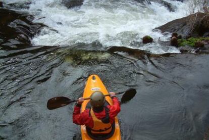 Un practicante de kayak, en los torrentes de Mácara-Ramil.