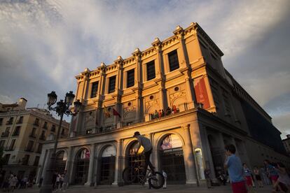 Fernando VII ordenó la remodelación de la plaza y la construcción del edificio con el aspecto actual en 1817. Anteriormente estuvo aquí ubicado el Teatro de los Caños del Peral.