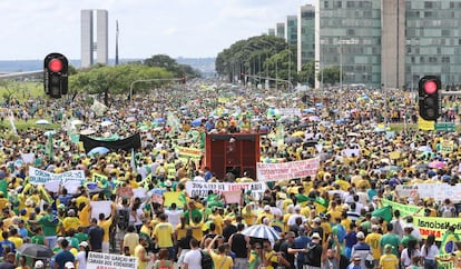 Cerca de 45 mil pessoas tomaram a Esplanada dos Ministérios, segundo a Polícia Militar.