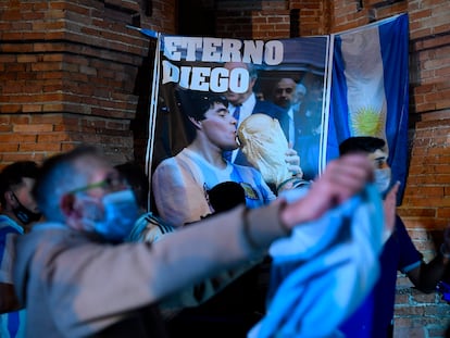 Seguidores de Maradona, este jueves en en Barcelona ante una bandera argentina y una pancarta con el lema de "Eterno Diego".