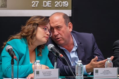 La diputada Julieta Kristal Vences habla con Rubén Moreira, en junio de 2019.