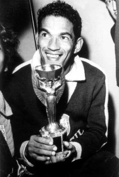 Garricha, con la Copa del Mundo de Chile 1962.