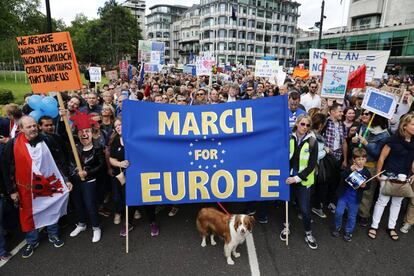 Grupo de manifestantes en Park Lane, Londres.