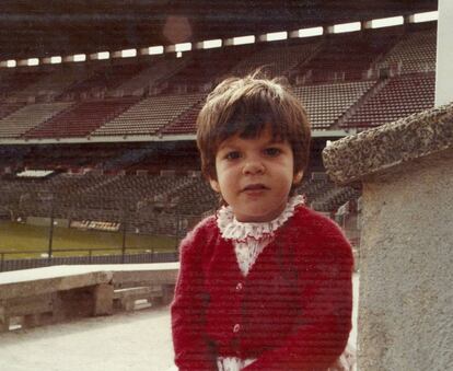 Jamás podría resumir en una foto mis vivencias en el Calderón porque lo he vivido todo en él. Todo, todo: ligas, copas, conciertos, celebraciones, fracasos, llantos y más llantos. Pero si algo va a quedar en mi memoria, será mis carreras por las gradas (1982) y las carreras de mis hijos en el campo esperando...siempre esperando, a la persona que más ha vivido en este estadio: Ángeles Luengo Carrascal, mi madre, su abuela y la estrella más importante del Atlético de Madrid.