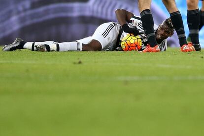 Paul Pobga, en el suelo, con el balón bien agarrado durante el Juve-Milan (1-0). A ver quién es el bueno que se lo va a quitar.