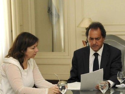 La ministra de Econom&iacute;a de la provincia de Buenos Aires, Silvina Batakis, con el gobernador bonaerense y candidato presidencial argentino, Daniel Scioli.