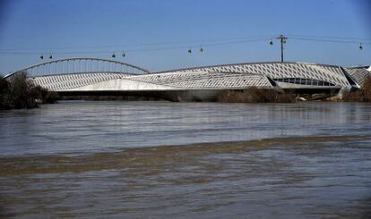 El r&iacute;o Ebro a la altura del puente de Zaha Hadid de Zaragoza. 