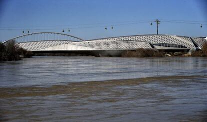 El río Ebro a la altura del puente de Zaha Hadid de Zaragoza.