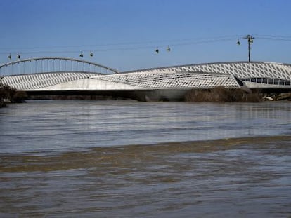 El r&iacute;o Ebro a la altura del puente de Zaha Hadid de Zaragoza. 