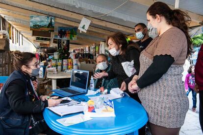 Una voluntaria de la ONG Grassroots atiende a varios vecinos del barrio de Gemeize afectados por la explosión.