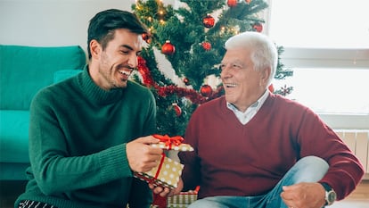 Un suegro y un yerno intercambiándose regalos.