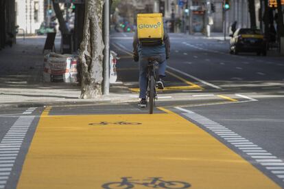 Nou carril bici al carrer Pau Claris de Barcelona, obert de cara a la desescalada.