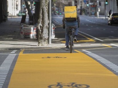 Nou carril bici al carrer Pau Claris de Barcelona, obert de cara a la desescalada.