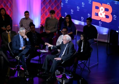 El candidato presidencial demócrata, el senador Bernie Sanders, de Vermont, conversa con Jorge Ramos durante el Foro Brown & Black, el 11 de enero de 2016, en Des Moines (Estados Unidos).