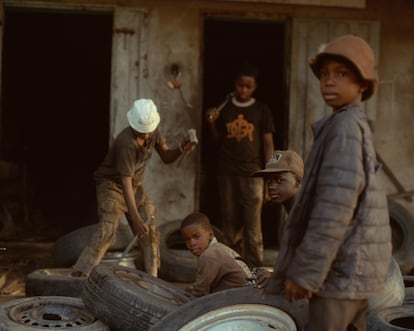 Cinco niños en las calles de la ciudad mauritana de Kaédi, el 27 de febrero de 2024.