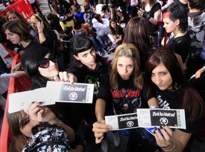 Seguidores de Tokio Hotel esperan entrar al Palacio de los Deportes de Madrid.