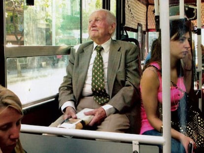 Jorge Zorriegueta, padre de M&aacute;xima de Holanda, viaja en autob&uacute;s por las calles de Buenos Aires.