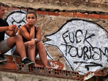 Pintada contra el turismo en El Carmel de Barcelona