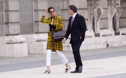 Mar Flores y Elías Sacal, por los alrededores del Palacio Real.