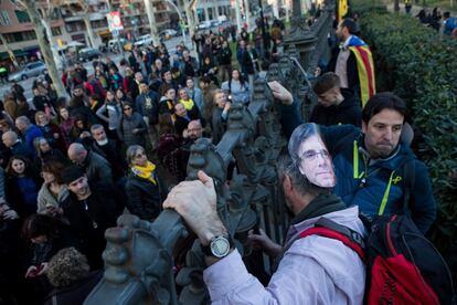 Manifestantes independentistas saltam as grades do Parque da Ciutadella para tentar se aproximar do Parlamento em Barcelona nesta terça-feira. O grupo que protestava decidiu permanecer no prédio. O objetivo é pressionar para que os parlamentares realizem uma sessão para que o líder separatista Carles Puigdemont, atualmente foragido na Bélgica, seja reeleito presidente do Governo catalão. Roger Torrent, presidente do Parlamento regional e também pró-independência, decidiu, por ora, adiar a sessão. A decisão veio logo depois que o Tribunal Constitucional espanhol vetou a escolha de Puigdemont, a menos que ele voltasse a estar em território espanhol.