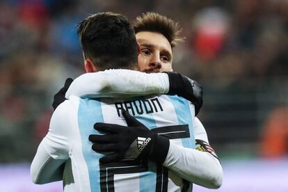 Messi abraza a Pavón durante un amistoso en Rusia.