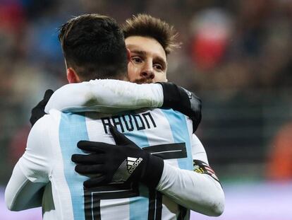 Messi abraza a Pavón durante un amistoso en Rusia.