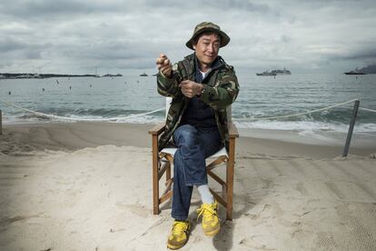 El director Katsuya Tomita durante una sesión de fotos en la playa de Cannes.