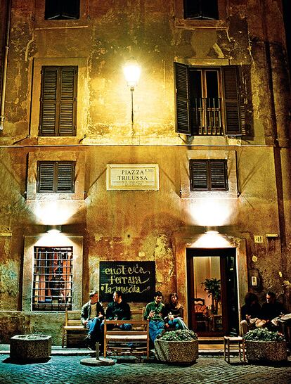 Fachada de un bar en la plaza Trilussa. El Viale Trastevere, abierto en 1888, partió en dos el barrio: al Oeste, el bullicio; al Este, el silencio y las calles que hacen vida con vistas al Tíber.