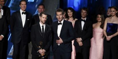 D.B. Weiss y David Benioff recogen el premio por 'Juego de Tronos'.