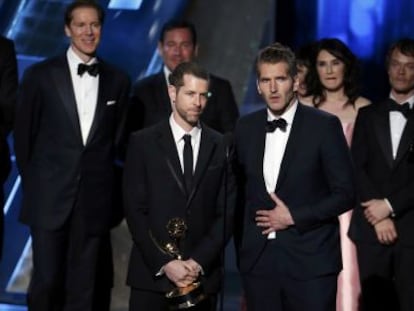 D.B. Weiss y David Benioff recogen el premio por 'Juego de Tronos'.