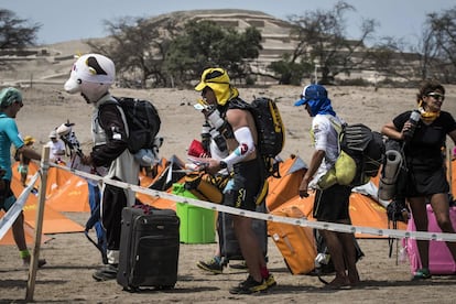 Os corredores se reúnem no acampamento na véspera do início da prova, em 27 de novembro de 2017, em Cahuachi, no deserto de Ica.