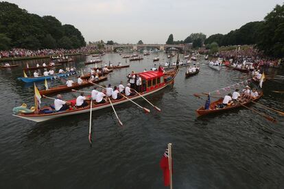 La flotilla que acompaña a 'Gloriana' está compuesta por tradicionales botes de remos. Algunos de ellos están decorados con una ornamentación clásica.