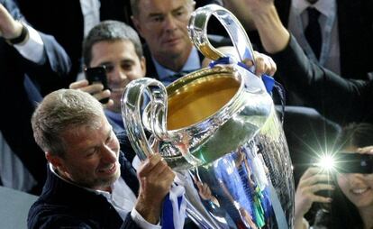 Roman Abramovich alza la copa de la Champions que proclamó campeón al Chelsea en 2012.