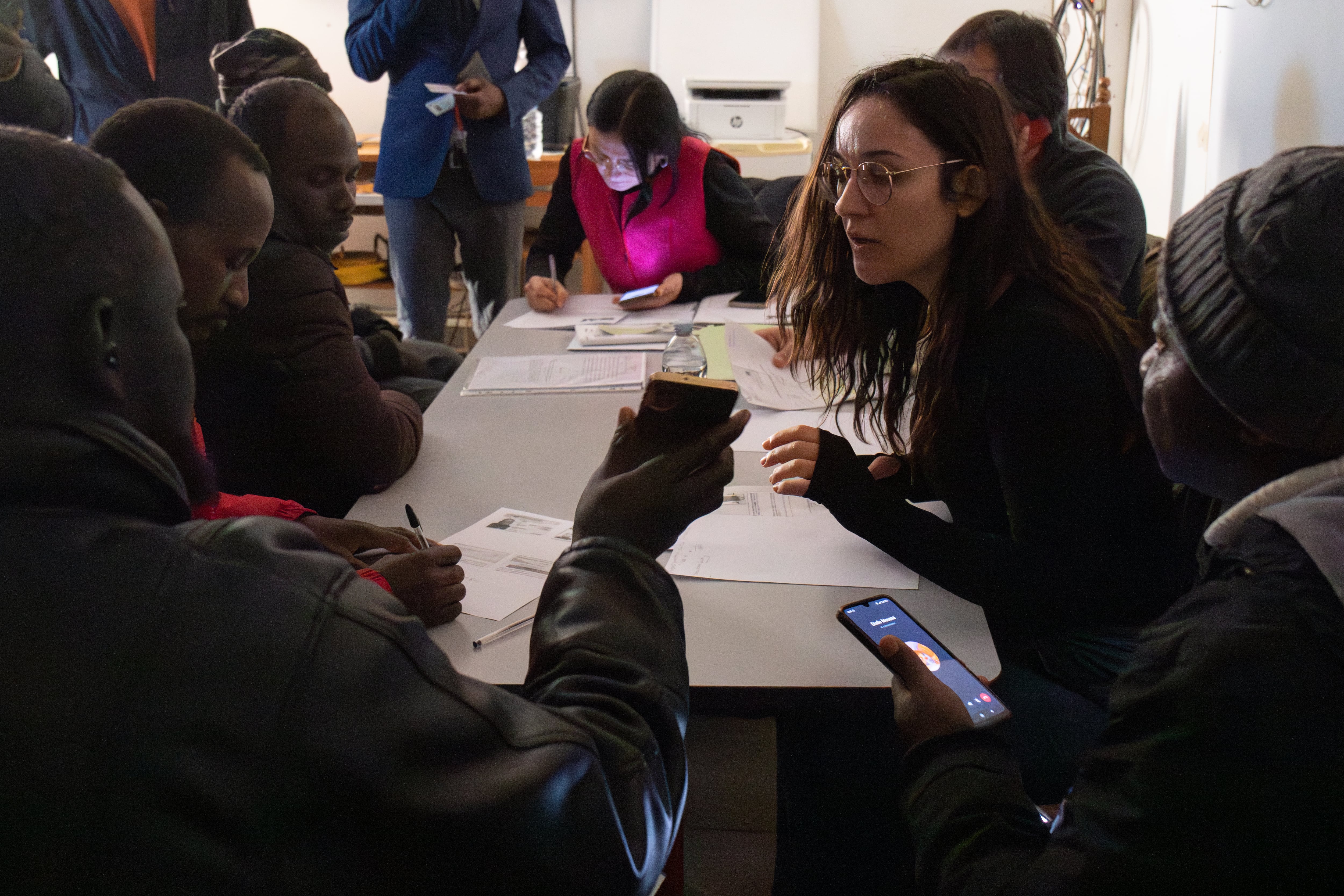 Un grupo de migrantes reciben asistencia jurídica en la oficina del sindicato USB en el gueto de Rignano, cerca de Foggia.   