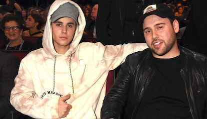 Justin Bieber y su manager Scooter Braun en los American Music Awards, en Los Ángeles, en 2015.
