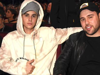 Justin Bieber y su manager Scooter Braun en los American Music Awards, en Los Ángeles, en 2015.