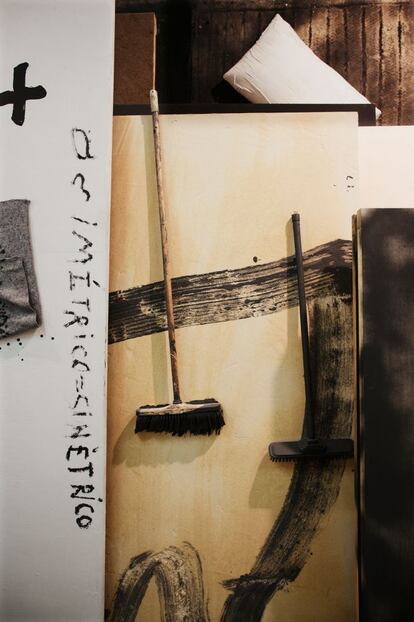 Detalle de un lienzo de Tàpies, en el estudio de su casa de Barcelona.