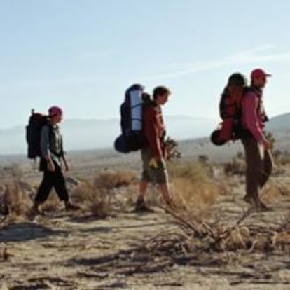 Un grupo de excursionistas practicando senderismo