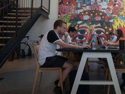 Varios emprendedores trabajan en el Campus Google de Madrid.