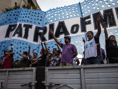 Personas protestan contra un acuerdo entre el Gobierno y el FMI, en marzo de 2022.