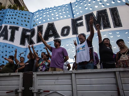 Personas protestan contra un acuerdo entre el Gobierno y el FMI, en marzo de 2022.