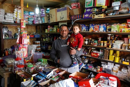 Noah Waed, un cristiano iraquí desplazado de Qaraqosh, sostiene a su nieto mientras posa en su tienda en el campamento de Ashti 2 en Erbil, Irak. 'La vida dentro del campamento es buena, pero espero regresar a mi pueblo si la vida vuelve a la normalidad'.