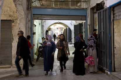 Libia no es sólo el casco viejo, hay gente que vive en las afueras de Trípoli que no puede regresar a casa de noche por la falta de seguridad. En la imagen, ambiente en la Ciudad vieja de Tripoli, Libia.