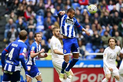 El defensa brasileño del Deportivo Sidnei Rechel da Silva Junior (d) despeja ante el delantero francés del Real Madrid Karim Benzema.