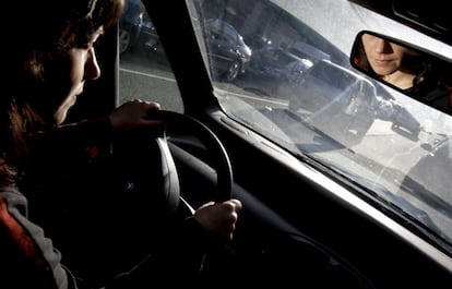 Una conductora circula por una gran ciudad. 