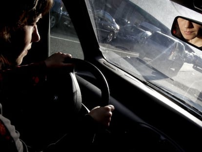 Una conductora circula por una gran ciudad.