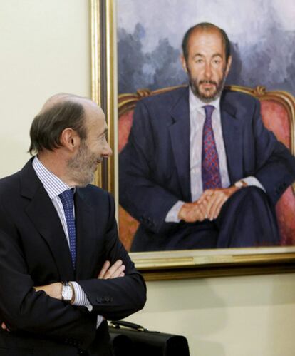Alfredo Pérez Rubalcaba contempla un retrato suyo en el palacio de la Moncloa el pasado 21 de octubre.