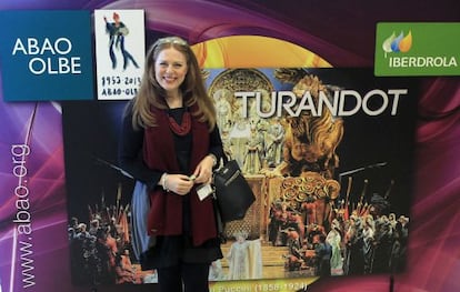 La soprano austriaca, Martina Serafín, posa ante el cartel de la ópera 'Turandot' de Ciacomo Puccini.