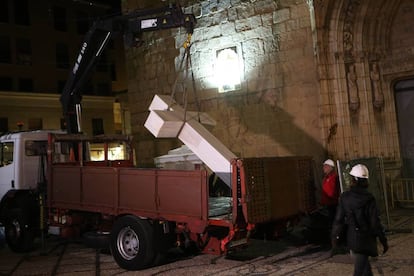 Operarios retiran la cruz a los ca&iacute;dos de Callosa.