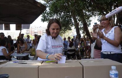 Mitzy Capriles, esposa de Antonio Ledezma, prefeito de Caracas e opositor ao Governo do presidente Nicolás Maduro, vota em uma urna na praça de Colón (Madri).